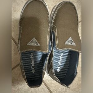 Boys size 4 Columbia slip on